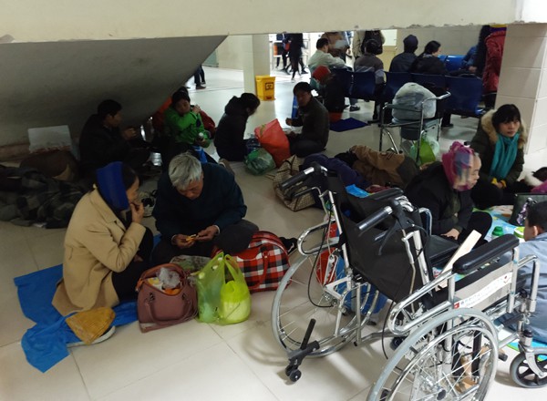 Rét cắt da cắt thịt, người nhà bệnh nhân co ro ngoài hành lang tìm cách trốn lạnh